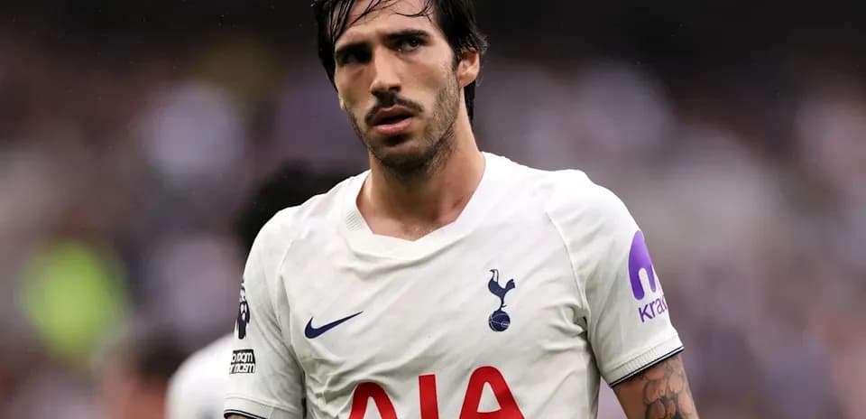 Futbolchi Tottenham formasida o'yin davomida