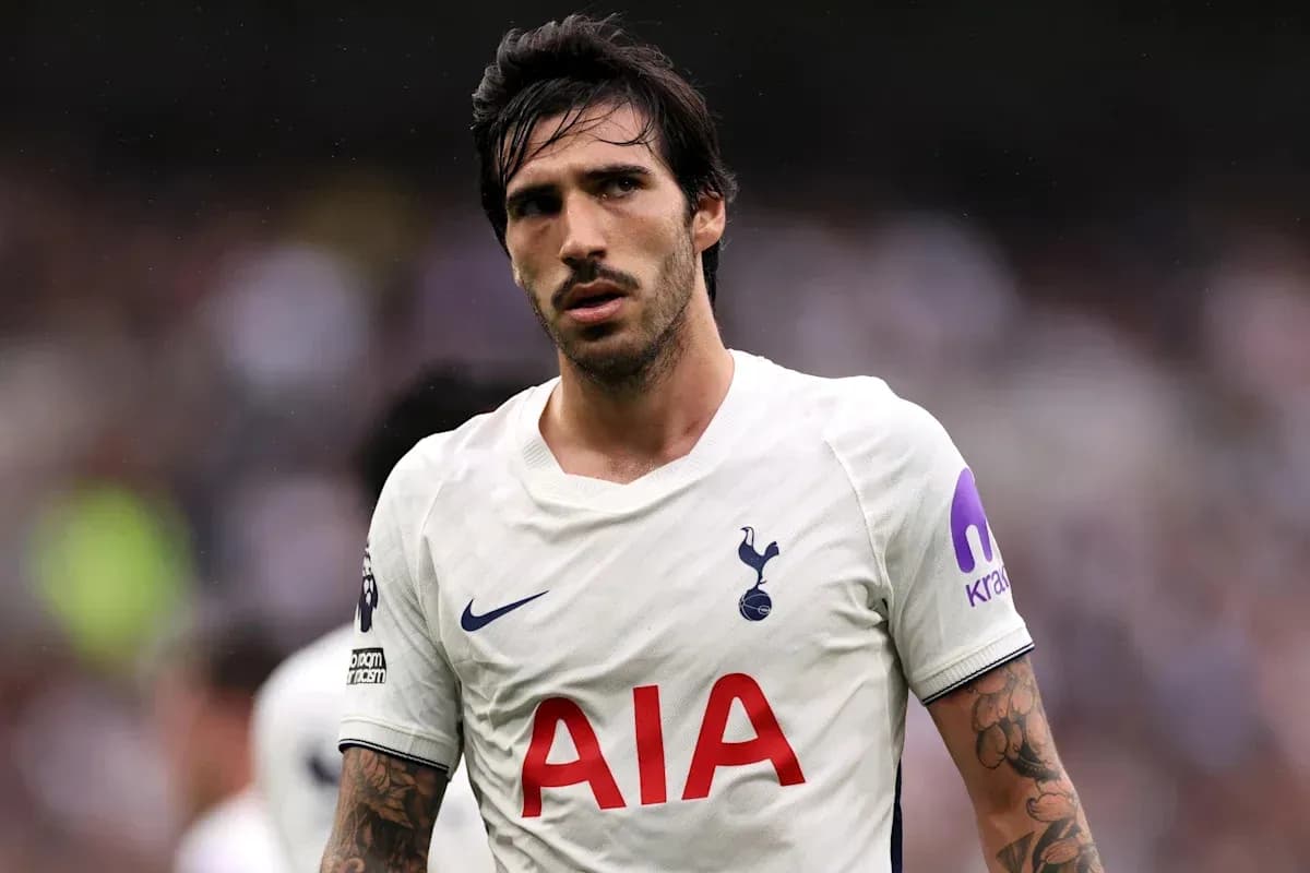 Futbolchi Tottenham formasida o'yin davomida