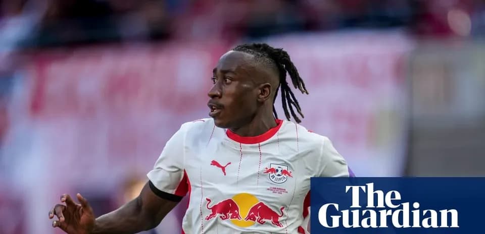 Futbolchi RB Leipzig formasida maydonda harakatda