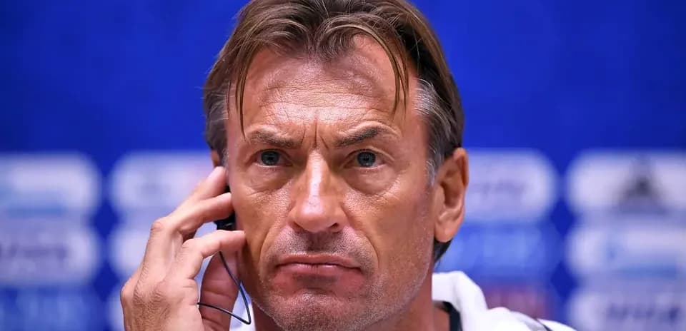 Murabbiy matbuot anjumanida telefon bilan gaplashmoqda