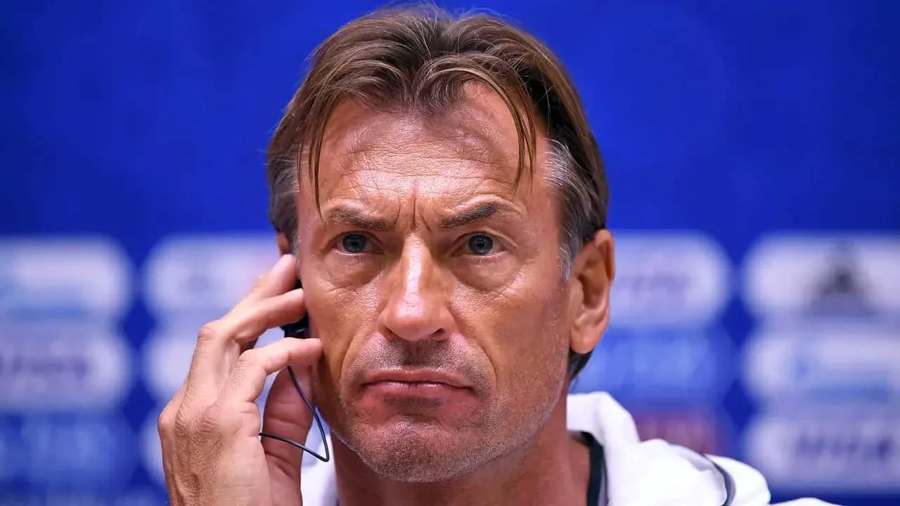 Murabbiy matbuot anjumanida telefon bilan gaplashmoqda