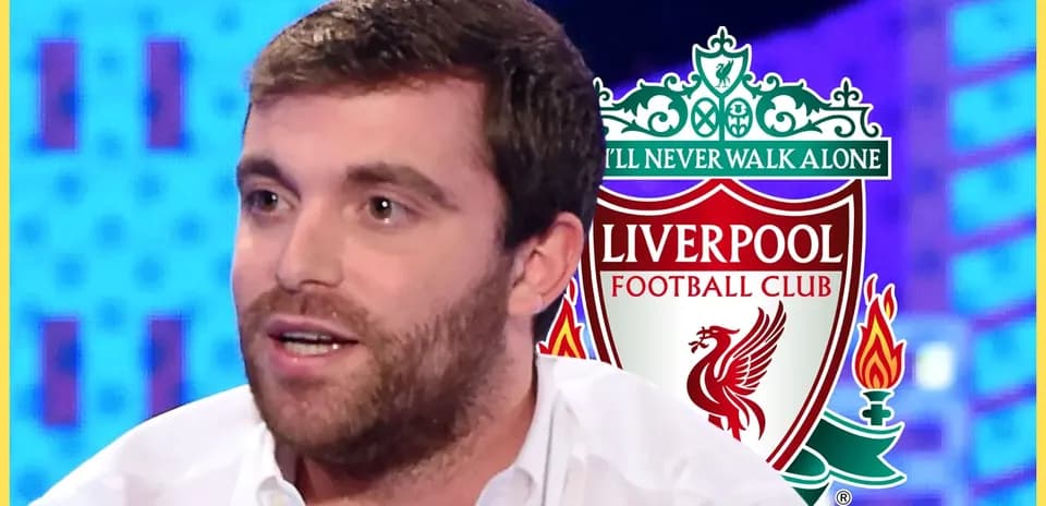 Shaxsiy intervyuda Liverpool futbol klubi logotipi