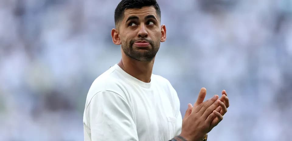 Futbolchi maydonda qo'llarini qarsillatmoqda