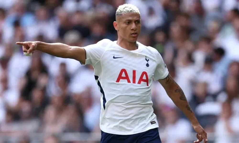 Futbolchi maydonda to'pni ko'rsatmoqda