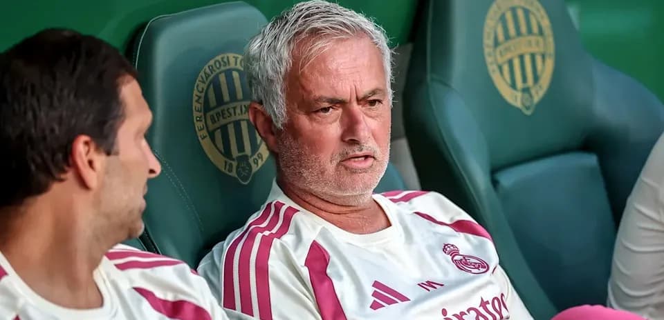 Futbolchilar benchda o‘tirib, suhbatlashmoqda