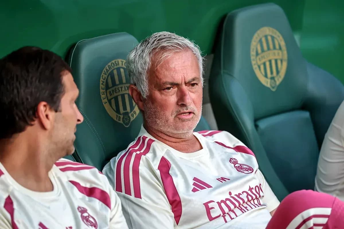 Futbolchilar benchda o‘tirib, suhbatlashmoqda Futbolchilar benchda o‘tirib, suhbatlashmoqda