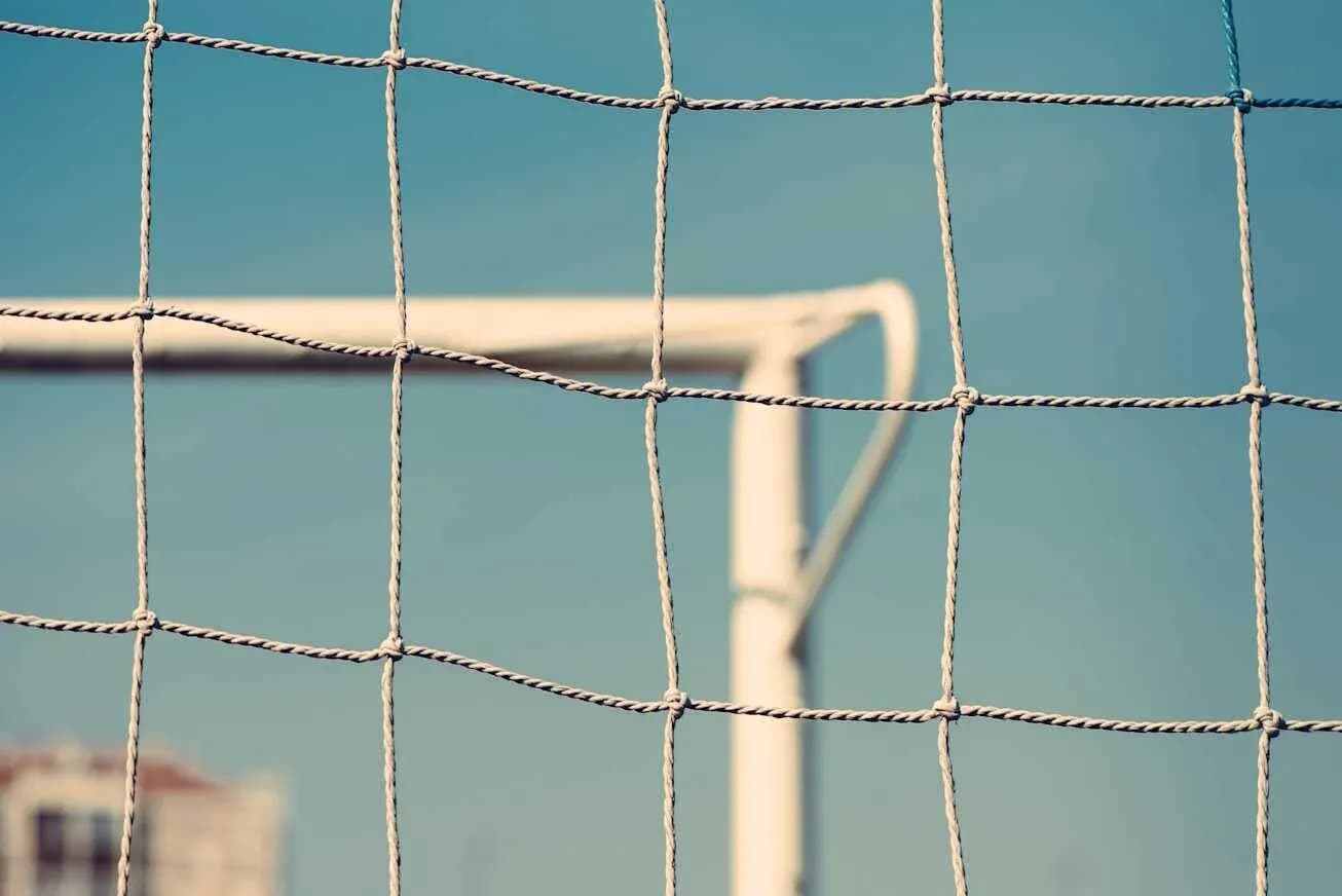 Futbol darvozasining torlari va fon