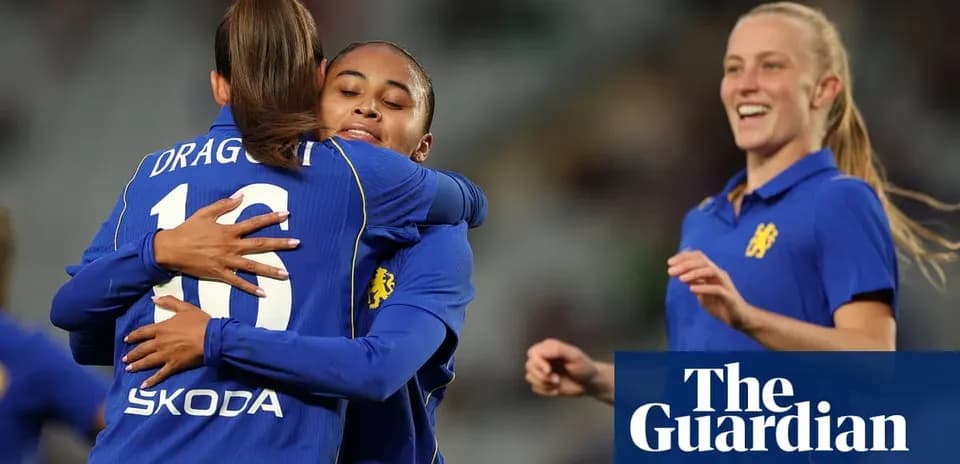Futbolchilar quchoqlashayotgan va tabassum qilayotganlar