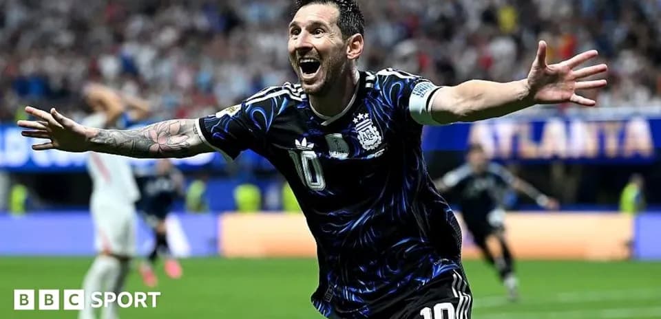 Messi celebrating a goal for Argentina in stadium