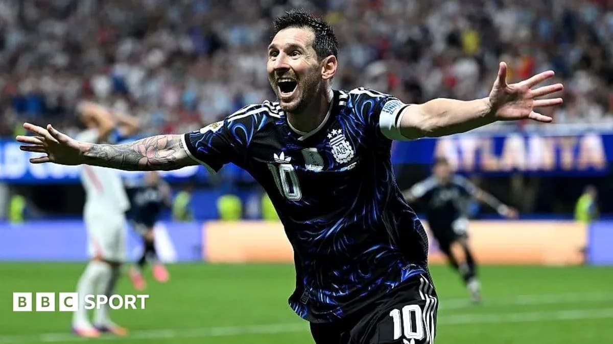 Messi celebrating a goal for Argentina in stadium