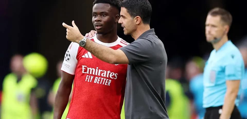 Mikel Arteta giving instructions to Bukayo Saka