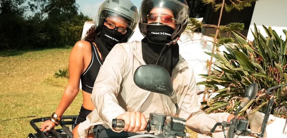 Ikkita odam mototsikl ustida joylashgan