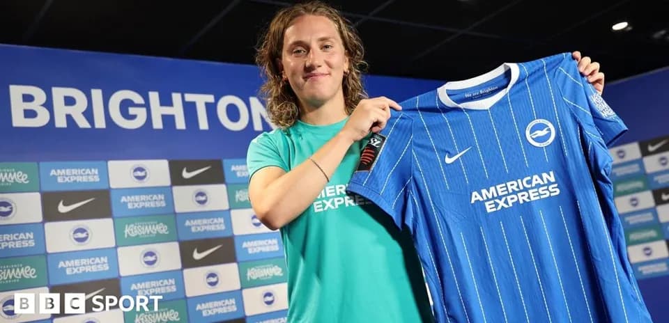 Yangi futbolchi Brighton formasini ko'tarib turibdi