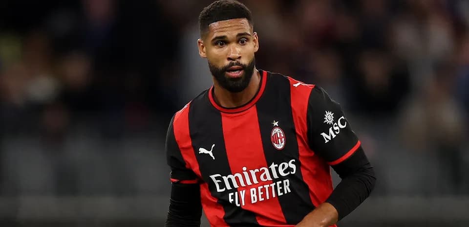 Futbolchi maydonda harakatda, AC Milan formasida