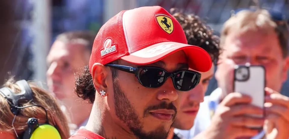 Haydovchi Ferrari shapkasi kiyib turgan shaxs