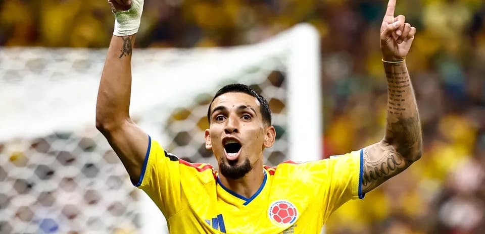Futbolchi goli urishidan keyin qo'lni ko'taradi