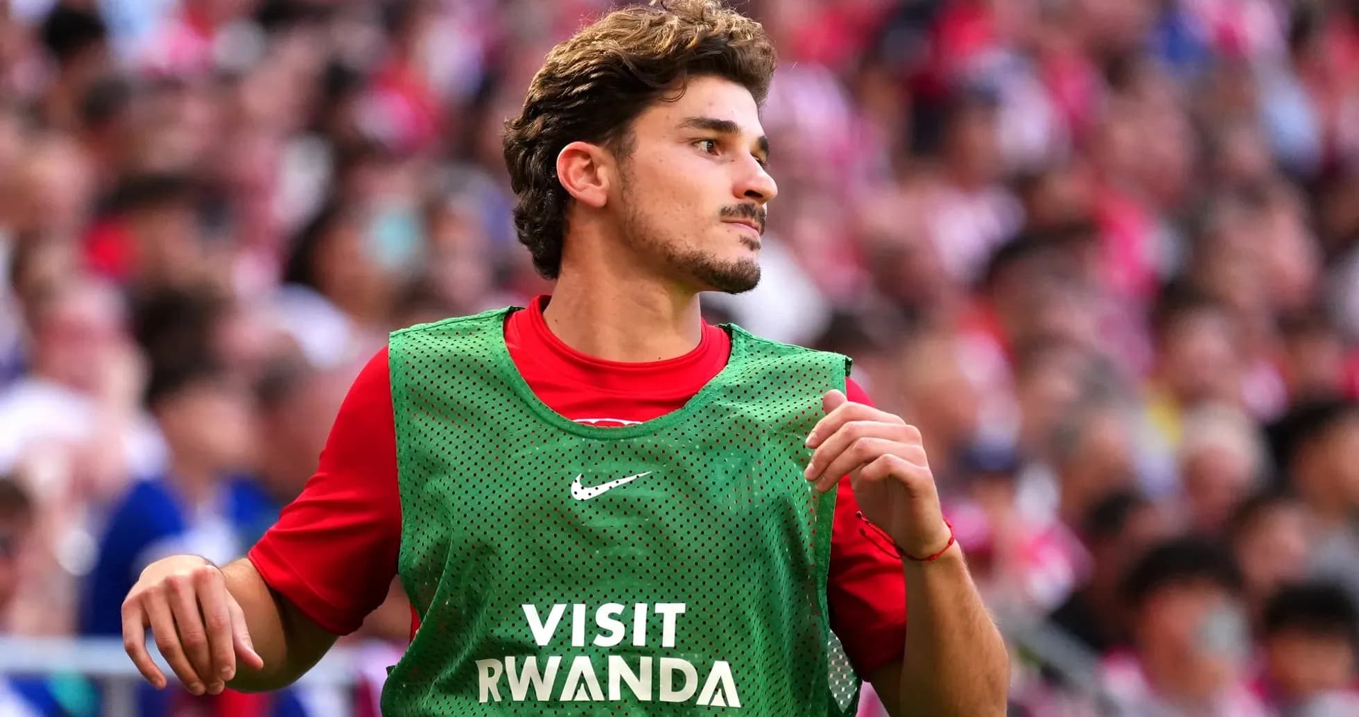 Futbolchi zaxira kiyimida maydon chetida