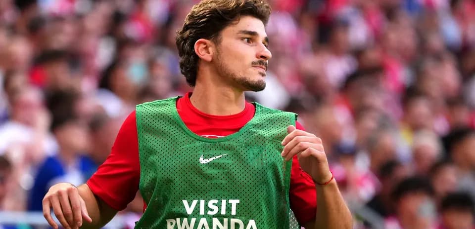 Futbolchi zaxira kiyimida maydon chetida