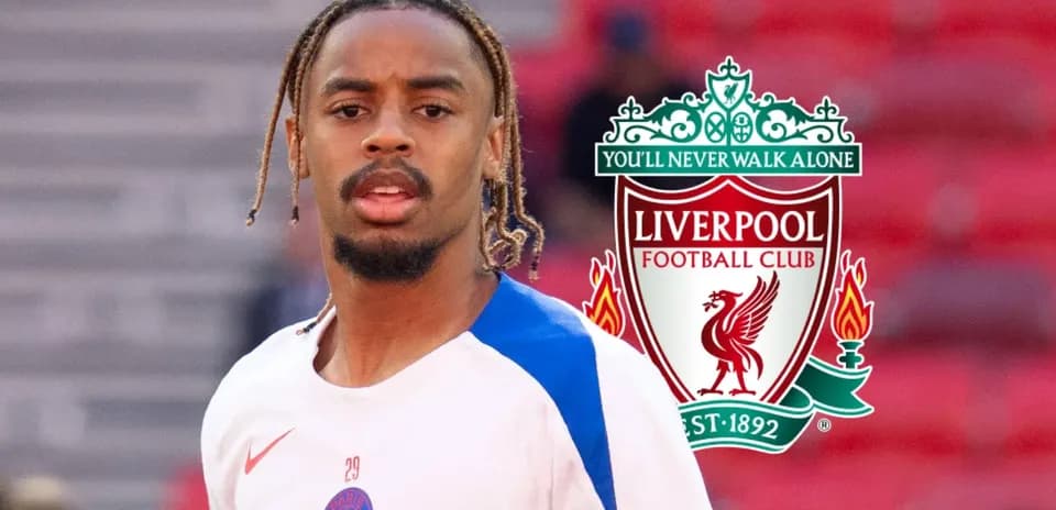 Futbolchi PSG formasida, Liverpool logotipi orqasida