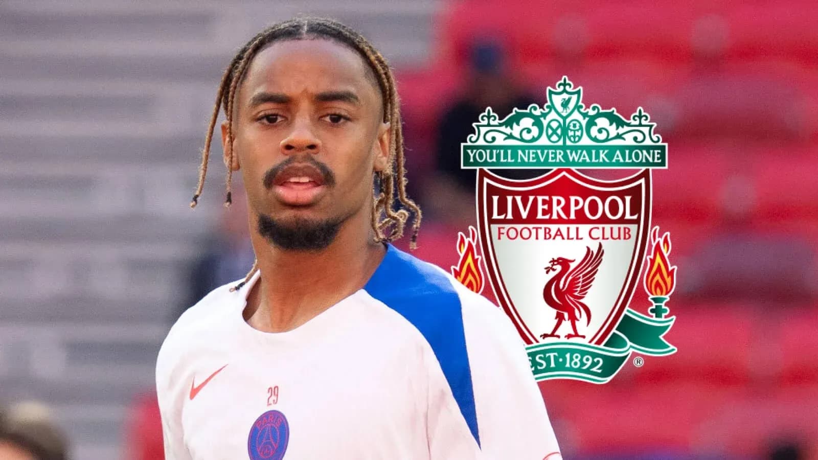 Futbolchi PSG formasida, Liverpool logotipi orqasida
