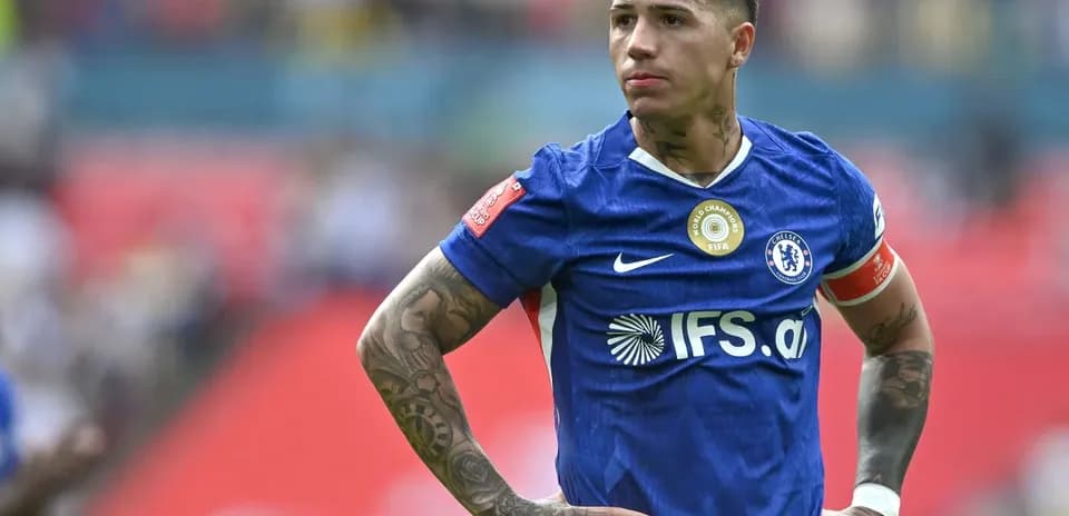 Futbolchi Chelsea formasida o'yinda turibdi
