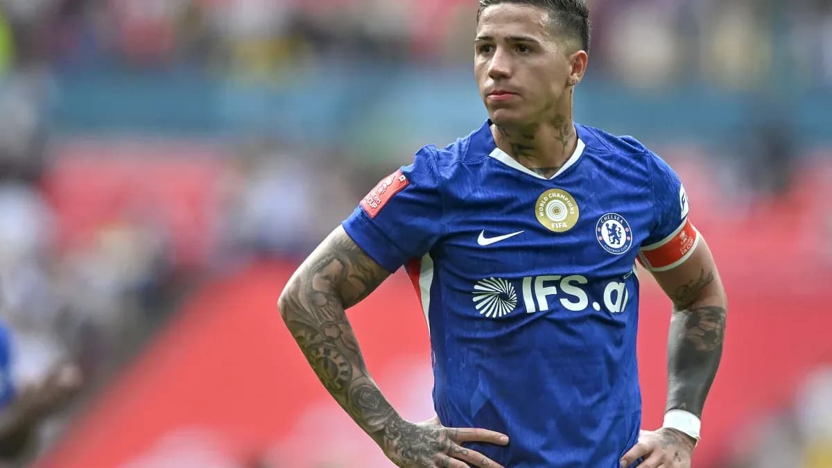 Futbolchi Chelsea formasida o'yinda turibdi