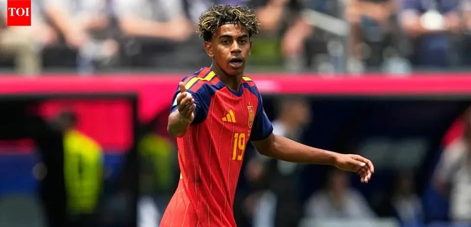 Futbolchi maydonda raqobatlashayotgan holatda