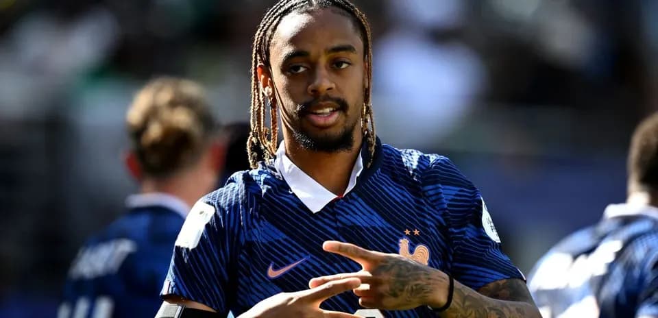 Futbolchi jamoa mashg'ulotida ishtirok etmoqda