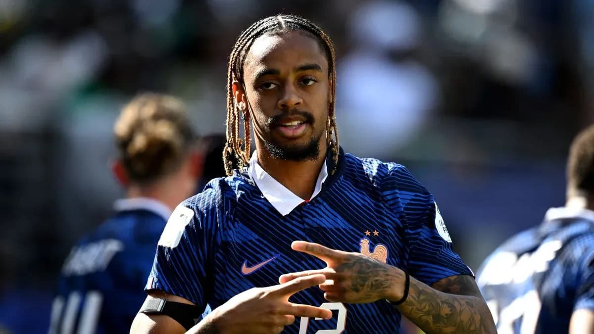 Futbolchi jamoa mashg'ulotida ishtirok etmoqda Futbolchi jamoa mashg'ulotida ishtirok etmoqda
