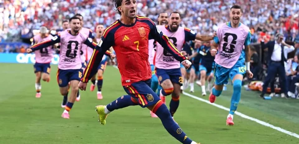 Futbolchi goli bilan yugurayotgan, jamoa ortidan kelmoqda