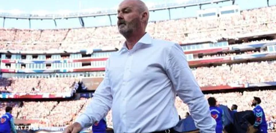 Menedjer stadionda o'yin oldidan yurib bormoqda