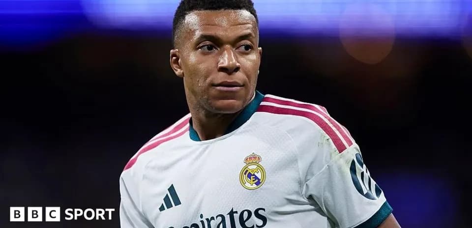 Futbolchi o'yin maydonida Real Madrid formasi bilan