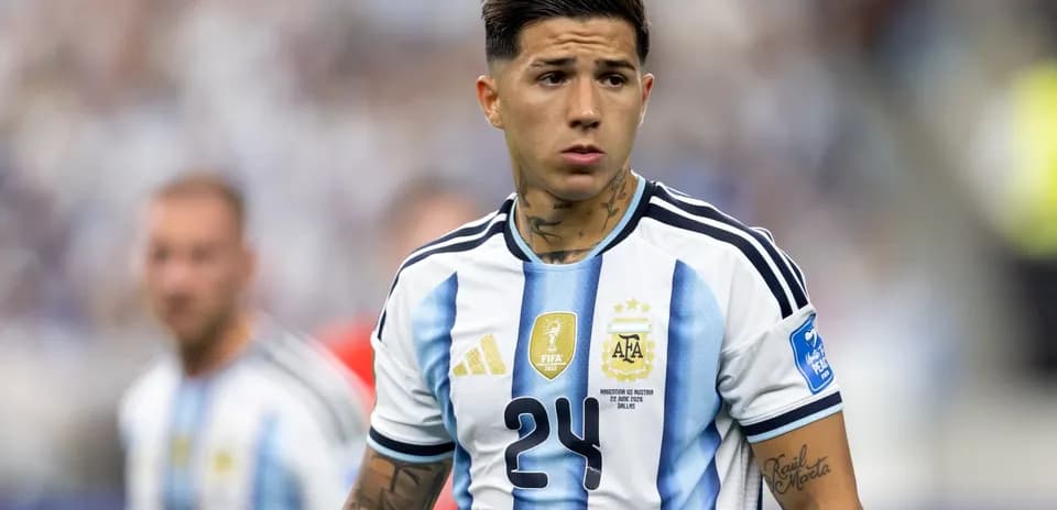 Futbolchi maydonda Argentina formasida harakatda