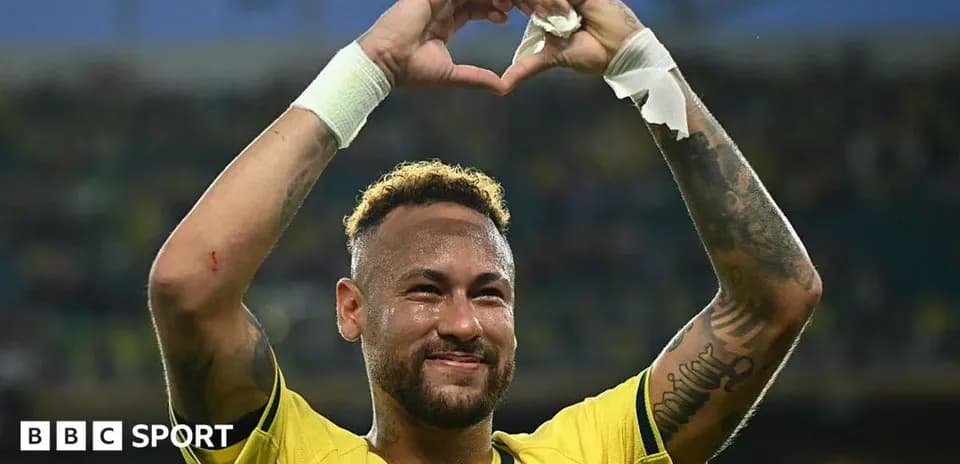 Futbolchi Neymar sevgi belgisini ko'rsatmoqda