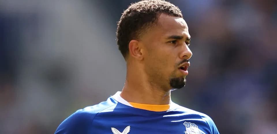Futbolchi Everton formasi kiyimida maydonda