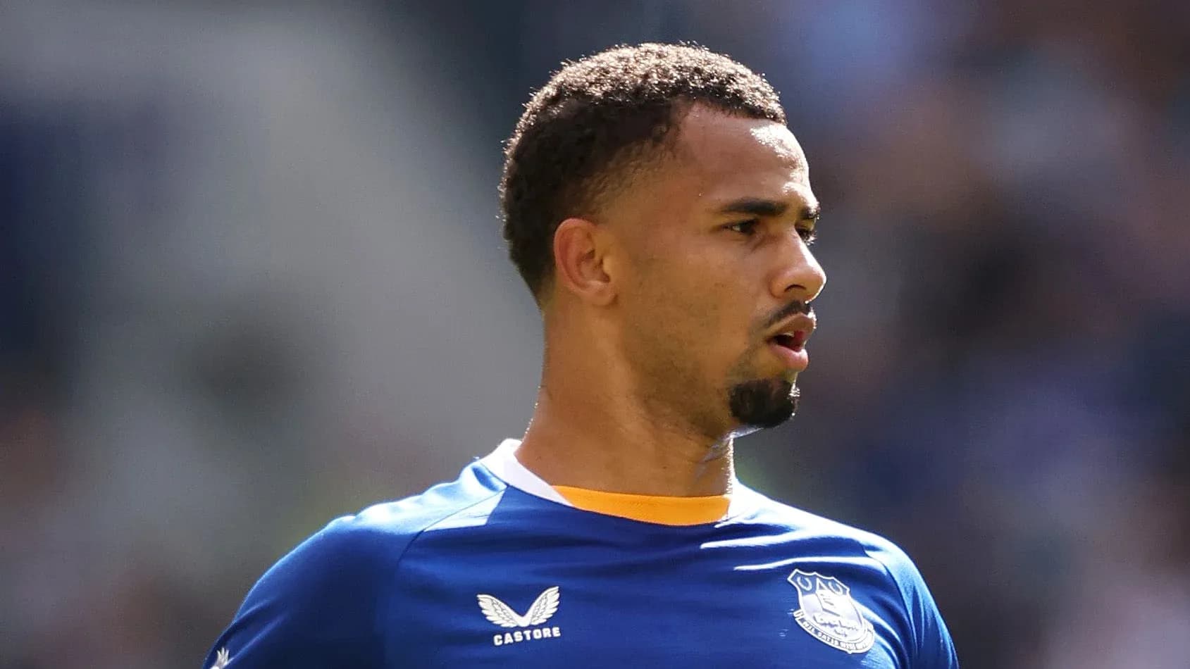Futbolchi Everton formasi kiyimida maydonda