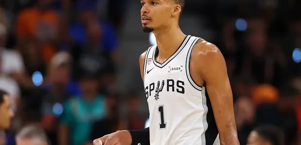 Basketball player in Spurs jersey during game