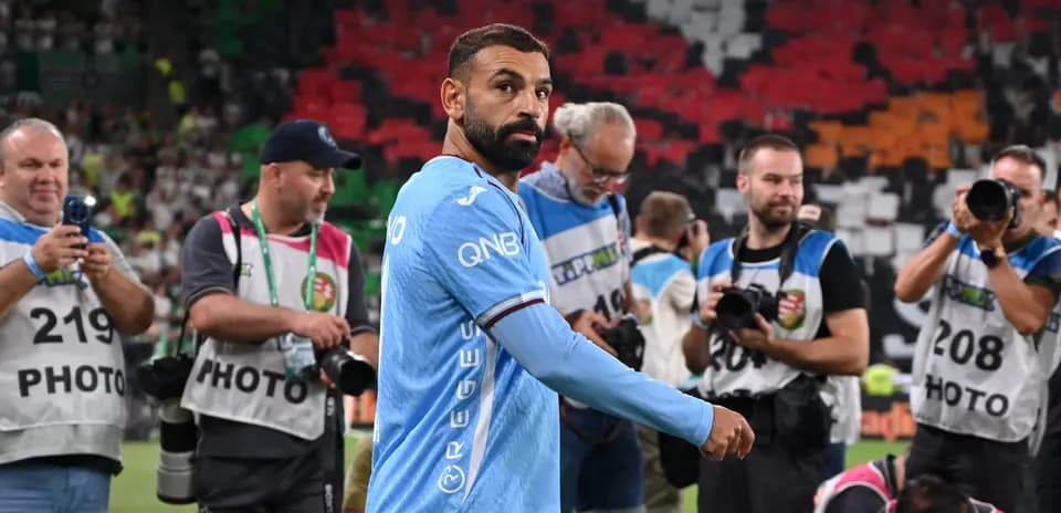 Futbolchi suratga olish uchun o'tayotgan