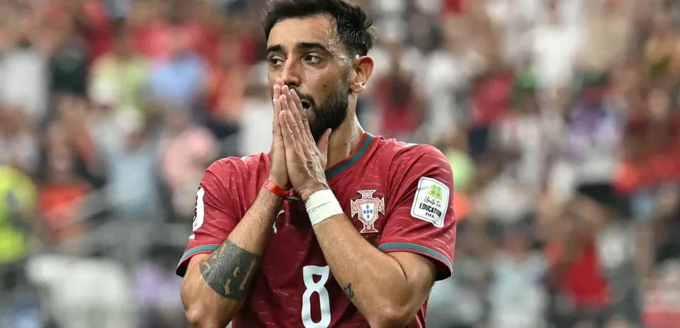 Futbolchi Bruno Fernandes o'yin davomida qo'llarini yuziga qo'ygan