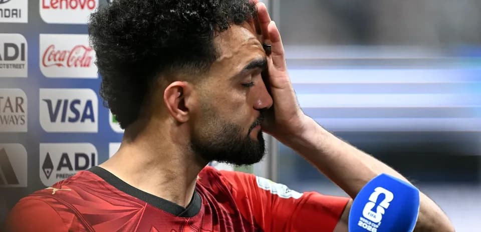Futbolchi intervyu davomida qo'lini peshonasiga qo'ygan