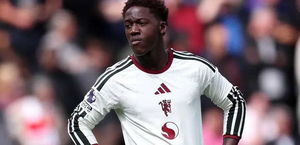 Futbolchi maydonda o'yin davomida turgan