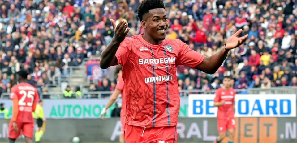 Futbolchi gol urgan paytida maydonda quvonmoqda