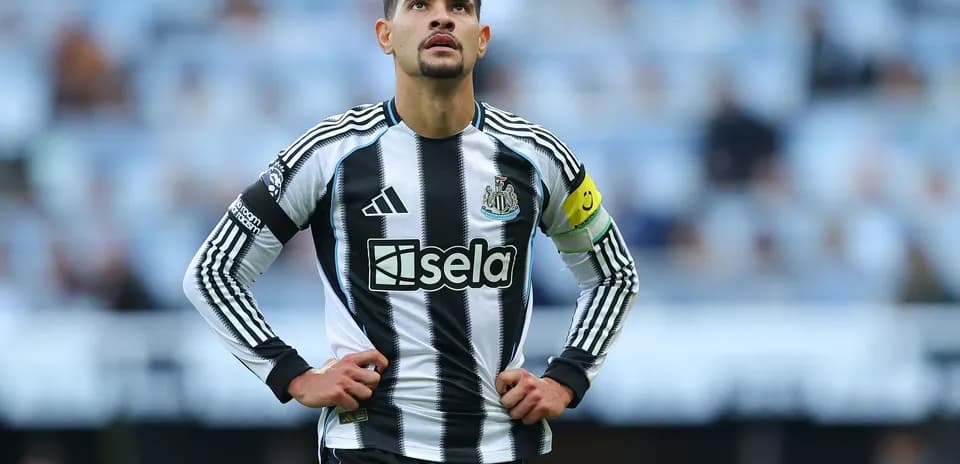Futbolchi Newcastle formasida, kapitan sifatida maydonda