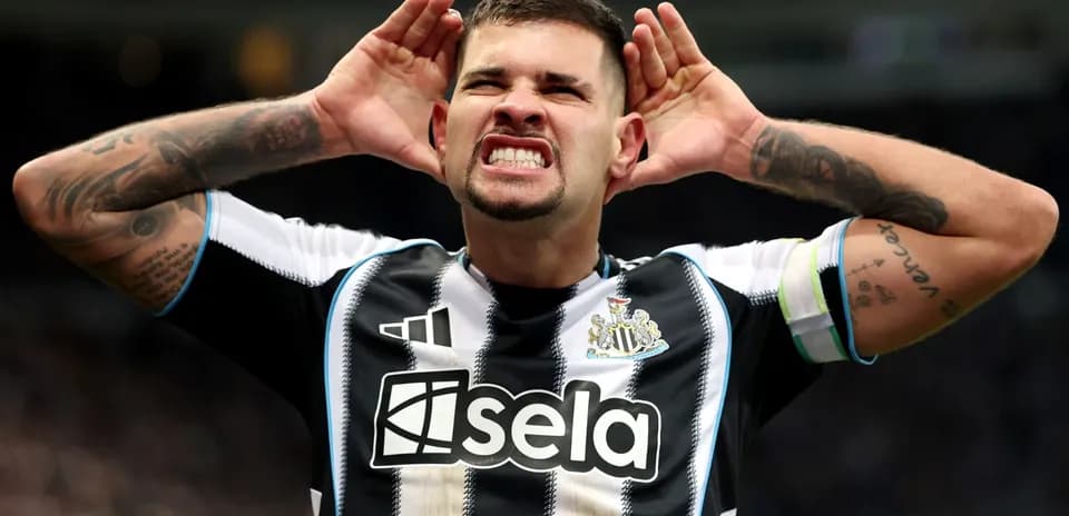 Futbolchi qo'llarini quloq tomon olib boryapti