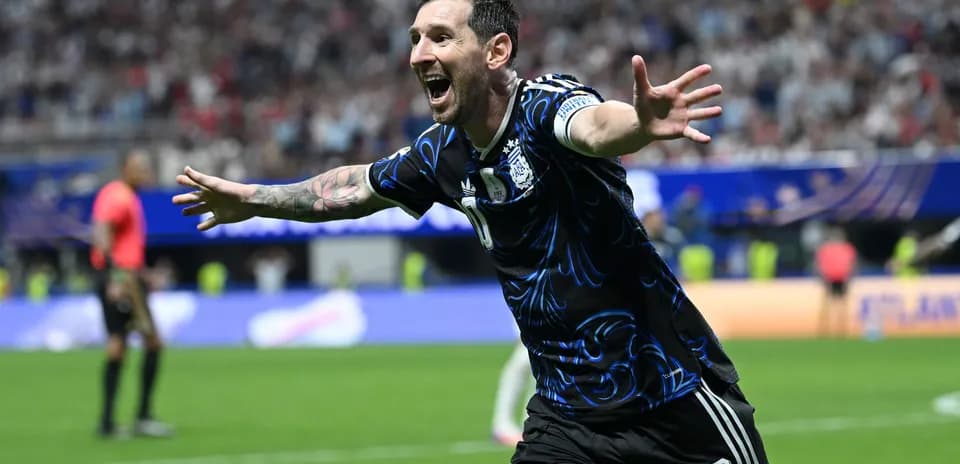 Futbolchi goli uchun nishonlayotgan Messi
