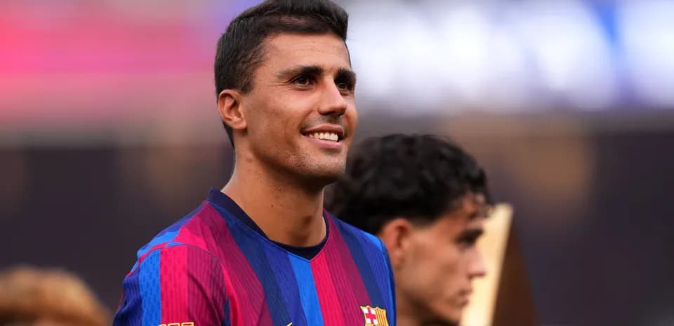 Futbolchi Barcelona formasida tabassum qilmoqda
