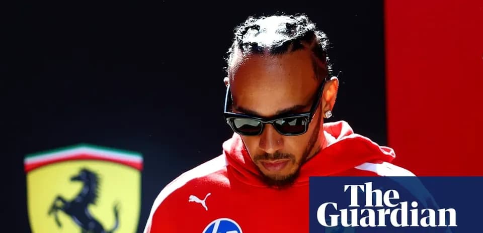 Haydovchi Ferrari logosi oldida shaxsiy ko'rinishi