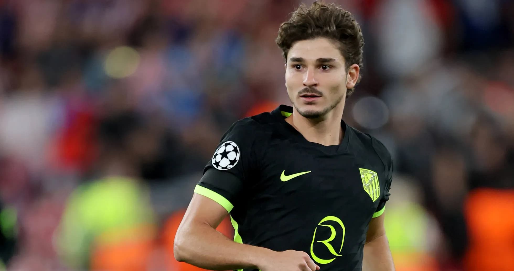 Futbolchi o'yin davomida maydonda harakatda