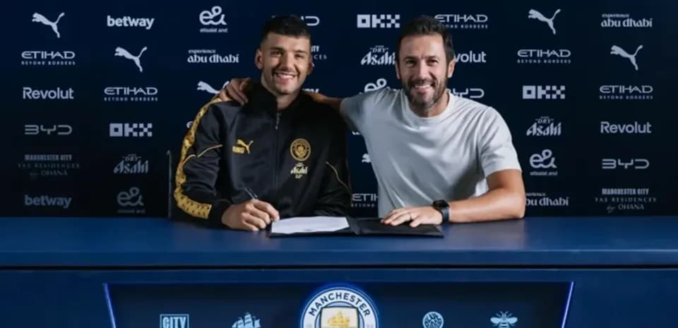 Futbolchi yangi shartnoma imzolash marosimida