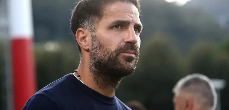 Futbol murabbiyi mashg'ulotda fikr yuritmoqda
